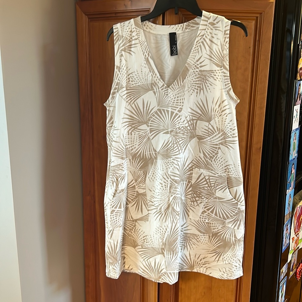 Bobi Los Angeles sleeveless sundress, size large, has two front pockets, v-neck